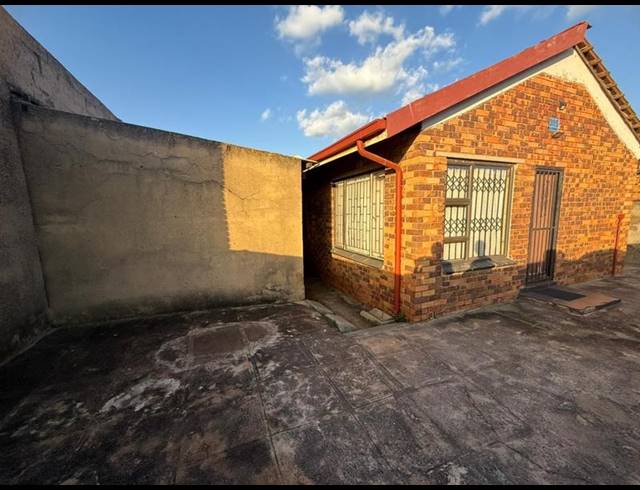 6 BEDROOM HOUSE FOR SALE IN TEMBISA CENTRAL